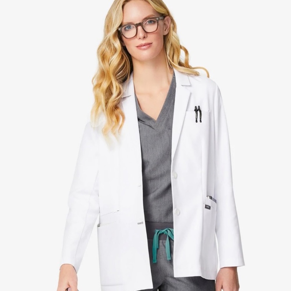 FIGS Bellevue Short Lab Coat. New without tags
